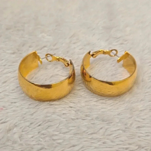 Jewelry - #417 Gold tone earring